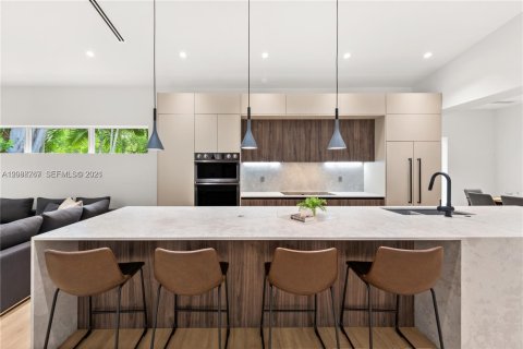 Villa ou maison à vendre à Miami, Floride: 4 chambres, 250 m2 № 2365048 - photo 9