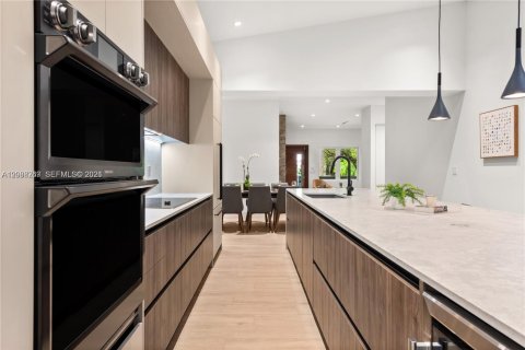 Villa ou maison à vendre à Miami, Floride: 4 chambres, 250 m2 № 2365048 - photo 13