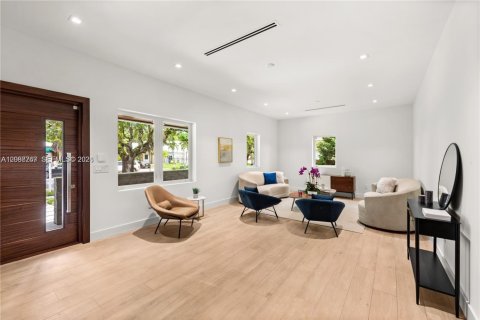 Villa ou maison à vendre à Miami, Floride: 4 chambres, 250 m2 № 2365048 - photo 3