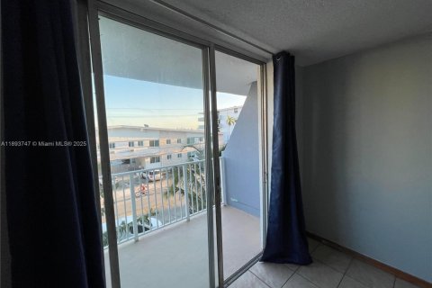Condominio en alquiler en North Bay Village, Florida, 1 dormitorio, 57.6 m2 № 1949032 - foto 7