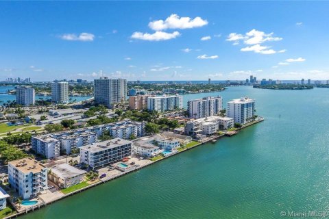 Condominio en alquiler en North Bay Village, Florida, 1 dormitorio, 57.6 m2 № 1949032 - foto 24
