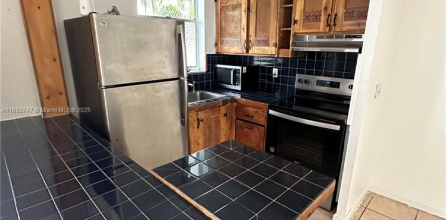 Condominio en North Bay Village, Florida, 1 dormitorio № 1949032