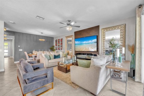 House in Riverview, Florida 5 bedrooms, 312.99 sq.m. № 2215198 - photo 9