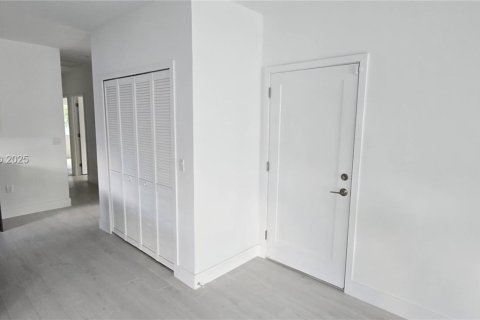 House in Miami, Florida 4 bedrooms, 151.9 sq.m. № 1988915 - photo 9