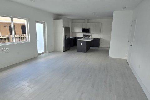 House in Miami, Florida 4 bedrooms, 151.9 sq.m. № 1988915 - photo 3