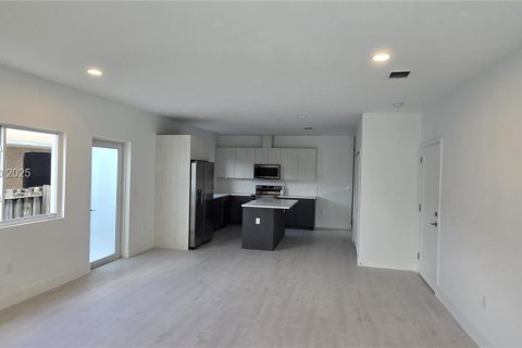 House in Miami, Florida 4 bedrooms, 151.9 sq.m. № 1988915 - photo 2