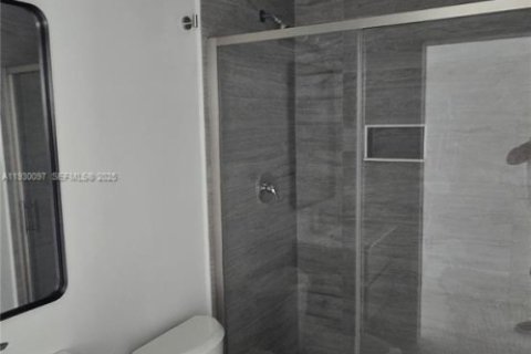 House in Miami, Florida 4 bedrooms, 151.9 sq.m. № 1988915 - photo 12