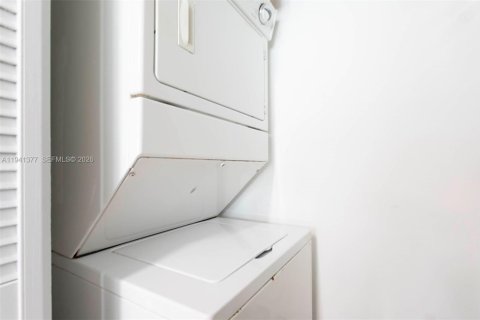 Condo in Miami, Florida, 1 bedroom  № 1998586 - photo 14