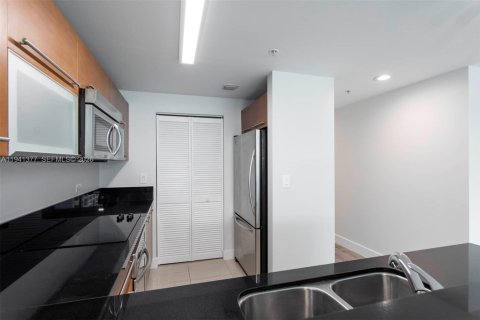 Condo in Miami, Florida, 1 bedroom  № 1998586 - photo 4