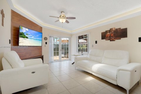 Casa en venta en Miami, Florida, 4 dormitorios, 174.66 m2 № 1964213 - foto 4