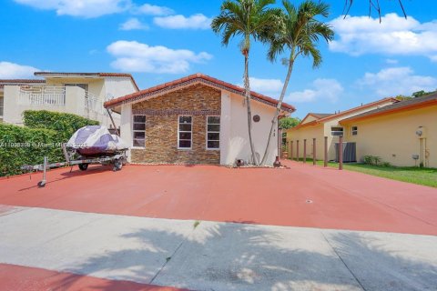 Casa en Miami, Florida 4 dormitorios, 174.66 m2 № 1964213
