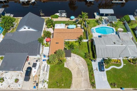 House in Tampa, Florida 3 bedrooms, 105.91 sq.m. № 2391202 - photo 4