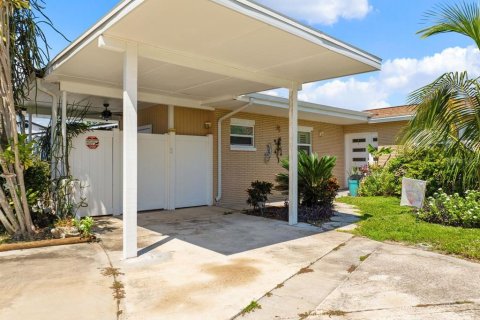 House in Tampa, Florida 3 bedrooms, 105.91 sq.m. № 2391202 - photo 2