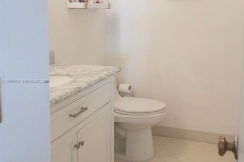 Condo in Oakland Park, Florida, 1 bedroom  № 2055825 - photo 10