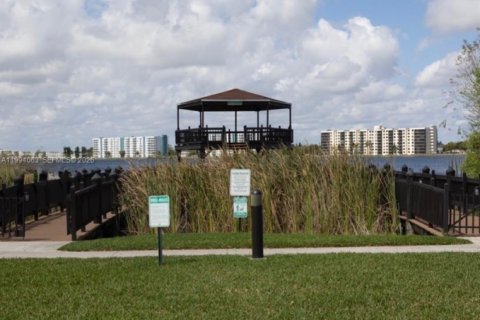 Condo in Oakland Park, Florida, 1 bedroom  № 2055825 - photo 13