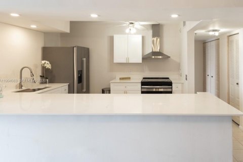 Condo in Oakland Park, Florida, 1 bedroom  № 2055825 - photo 2