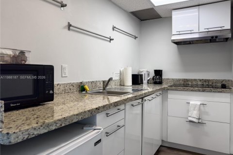 Condo in Miami Beach, Florida, 2 bedrooms  № 2053268 - photo 12