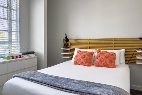 Condo in Miami Beach, Florida, 2 bedrooms  № 2053268 - photo 2