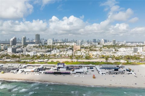 Condo in Miami Beach, Florida, 2 bedrooms  № 2053268 - photo 17