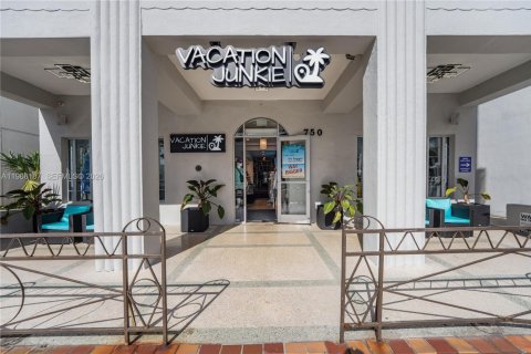 Condo in Miami Beach, Florida, 2 bedrooms  № 2053268 - photo 25