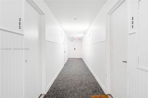 Condo in Miami Beach, Florida, 2 bedrooms  № 2053268 - photo 23