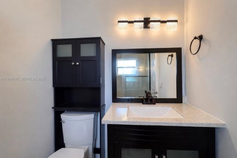 House in Hollywood, Florida 4 bedrooms, 151.62 sq.m. № 2031013 - photo 13