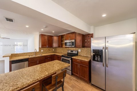 House in Hollywood, Florida 4 bedrooms, 151.62 sq.m. № 2031013 - photo 5