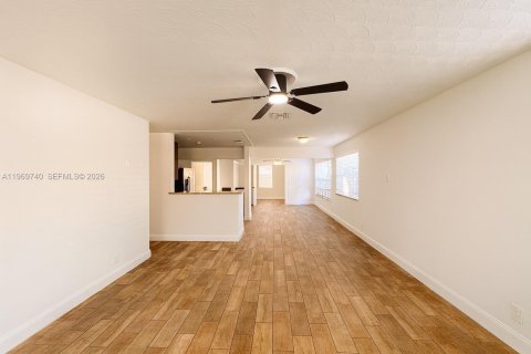 House in Hollywood, Florida 4 bedrooms, 151.62 sq.m. № 2031013 - photo 2