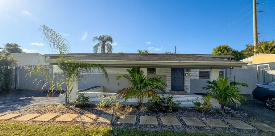 House in Hollywood, Florida 4 bedrooms, 151.62 sq.m. № 2031013