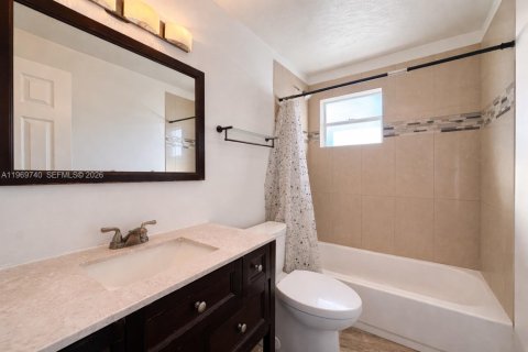 House in Hollywood, Florida 4 bedrooms, 151.62 sq.m. № 2031013 - photo 12