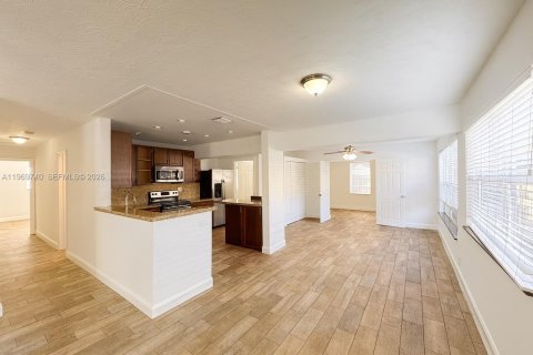 House in Hollywood, Florida 4 bedrooms, 151.62 sq.m. № 2031013 - photo 3