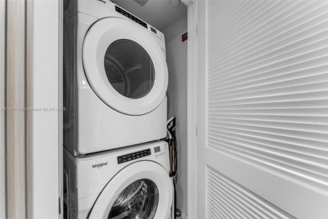 Condominio en alquiler en Miami, Florida, 3 dormitorios, 114.27 m2 № 1980736 - foto 23