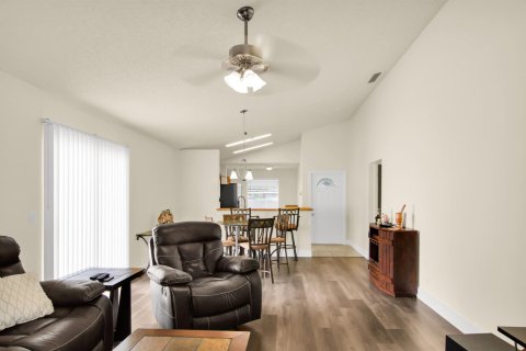 House in West Palm Beach, Florida 2 bedrooms, 110.46 sq.m. № 2261691 - photo 10