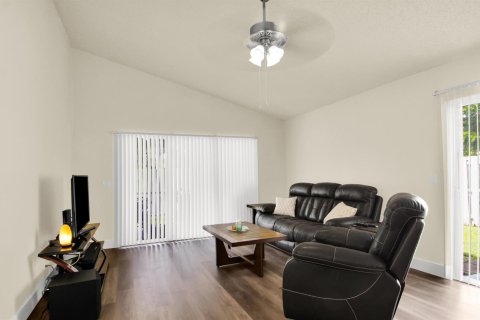 House in West Palm Beach, Florida 2 bedrooms, 110.46 sq.m. № 2261691 - photo 11