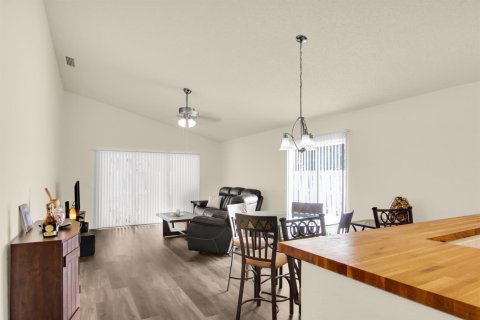 House in West Palm Beach, Florida 2 bedrooms, 110.46 sq.m. № 2261691 - photo 9