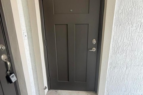 Commercial property in Port St. Lucie, Florida 1 bedroom, 51.1 sq.m. № 2177042
