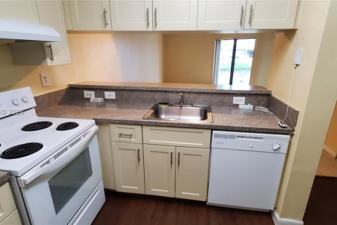 Condo in Sunrise, Florida, 1 bedroom  № 2088395 - photo 5