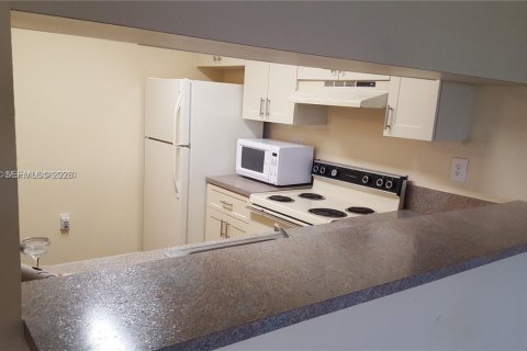 Condo in Sunrise, Florida, 1 bedroom  № 2088395 - photo 9