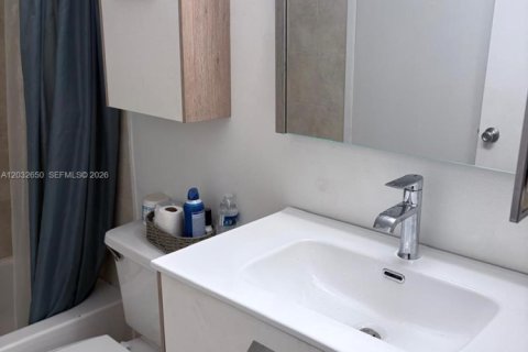 Condo in Sunrise, Florida, 1 bedroom  № 2088395 - photo 18