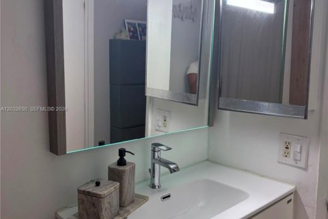 Condo in Sunrise, Florida, 1 bedroom  № 2088395 - photo 17