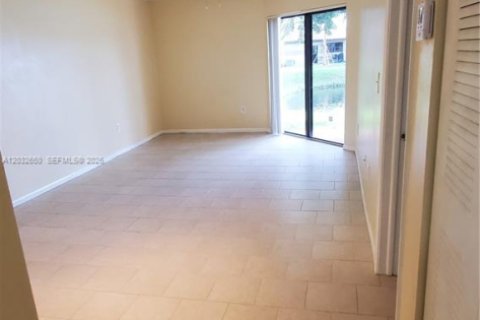 Condo in Sunrise, Florida, 1 bedroom  № 2088395 - photo 10