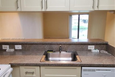Condo in Sunrise, Florida, 1 bedroom  № 2088395 - photo 7