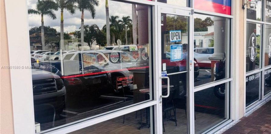 Коммерческая недвижимость в Кендалл, Флорида № 2015093