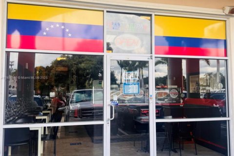 Купить коммерческую недвижимость в Кендалл, Флорида № 2015093 - фото 2