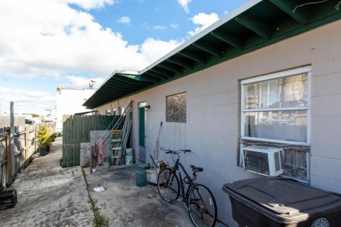Commercial property in West Palm Beach, Florida 168.9 sq.m. № 284511 - photo 1