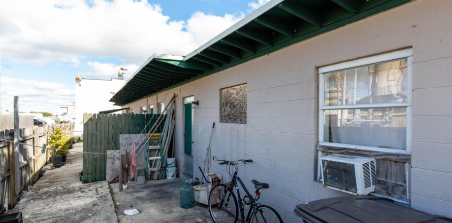 Commercial property in West Palm Beach, Florida 168.9 sq.m. № 284511