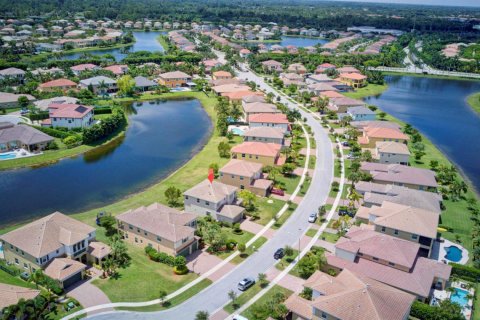 House in Wellington, Florida 4 bedrooms, 266.91 sq.m. № 2176741 - photo 27