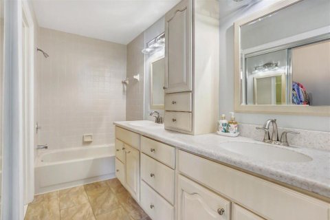 Condo in Altamonte Springs, Florida, 3 bedrooms № 2322677 - photo 15