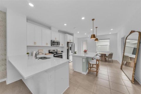 Townhouse in Sarasota, Florida 3 bedrooms, 164.99 sq.m. № 2100782 - photo 10