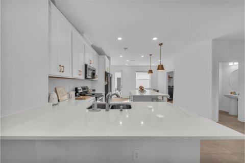 Townhouse in Sarasota, Florida 3 bedrooms, 164.99 sq.m. № 2100782 - photo 12